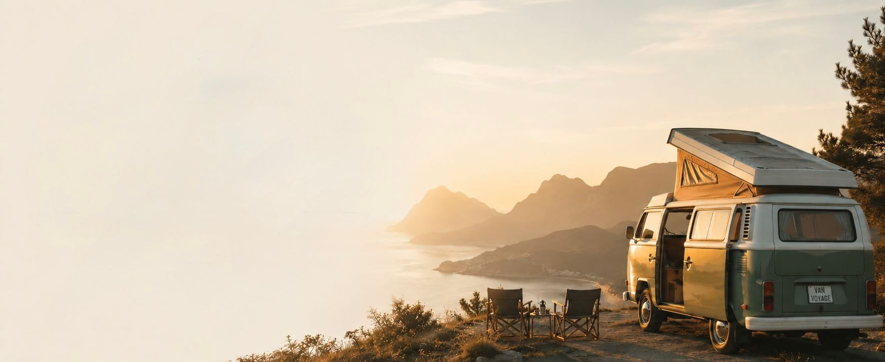 Camper Van bei Sonnenuntergang am Meer